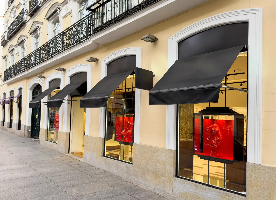 Façade vitrine de magasin en aluminium sur mesure à Bouillargues